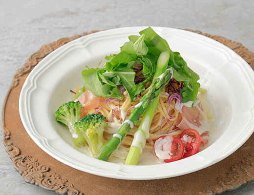 生ハムと彩り野菜のペペロンチーノ