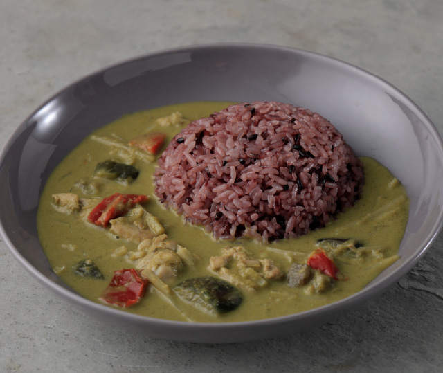 黒米ごはんと2種のカレープレート(バターチキンカレー／ひよこ豆のイエローカレー)