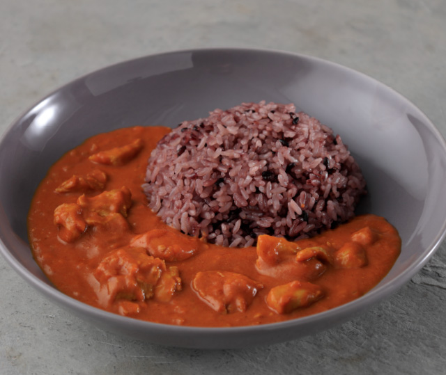 黒米ごはんと2種のカレープレート(バターチキンカレー／ひよこ豆のイエローカレー)