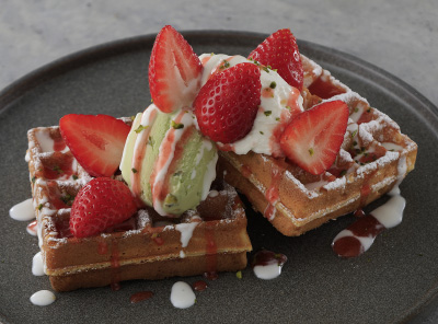 いちごと濃厚なピスタチオの華やかな冬のワッフルが新登場！