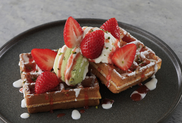 いちごとピスタチオのワッフル