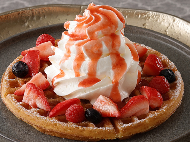 いちごとピスタチオのミックスベリーワッフル