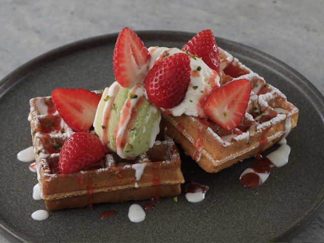 いちごとピスタチオのワッフル