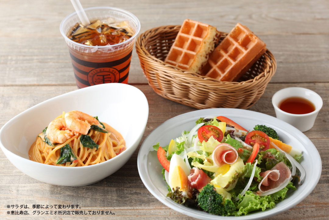 大きいサラダとハーフパスタのセット
